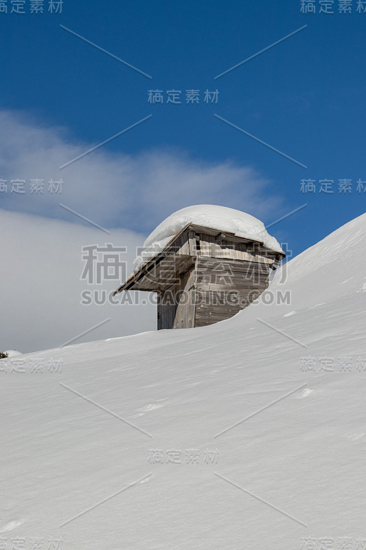 白雪覆盖的小山上小屋，博欣山