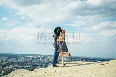 一对夫妇站在山顶上