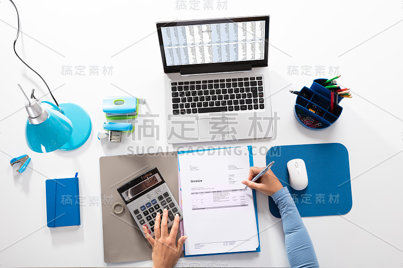女商人在桌上计算发票