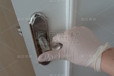 开门时戴上预防流感病毒的防护手套
