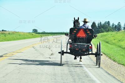 阿米什车在高速公路上