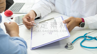 医生在医院里与病人谈论治疗。