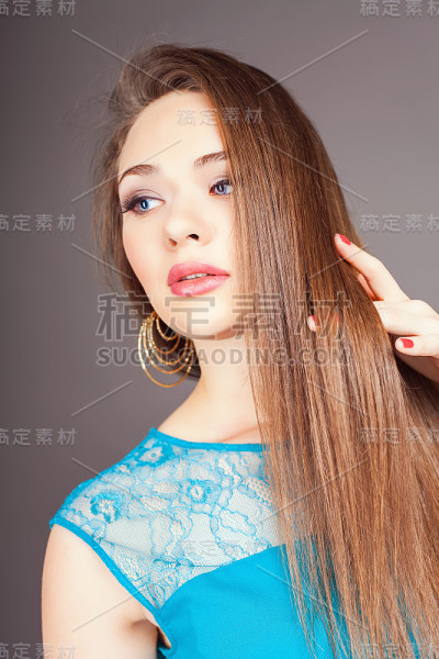 迷人的女人把长而漂亮的头发染成了头发的颜色