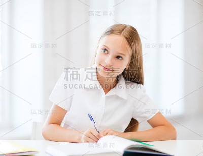 在学校学习的女学生