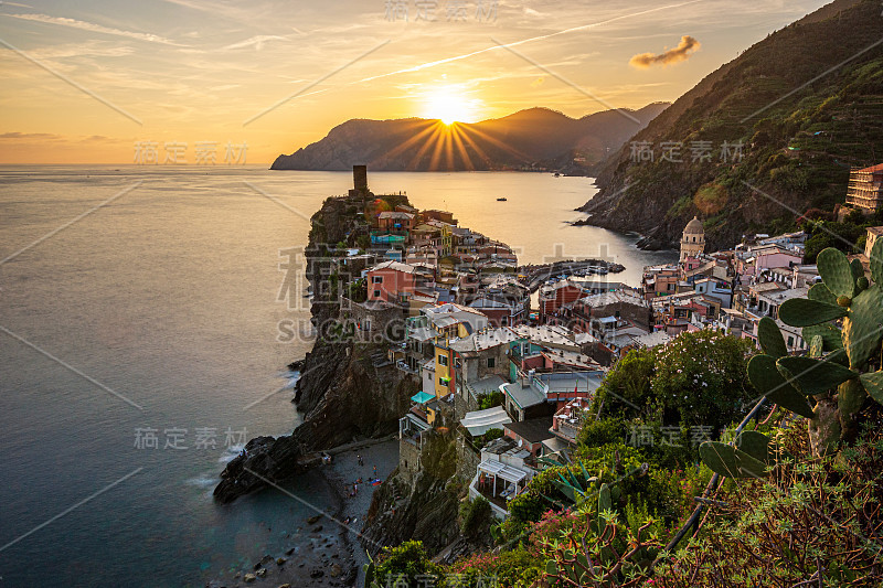 在温暖的颜色的夕阳下，在海边观看Vernazza