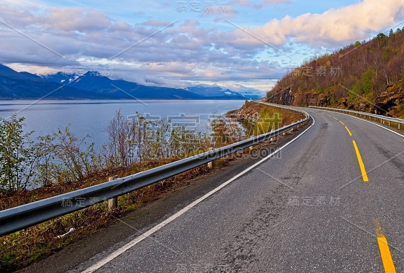 挪威北部的道路