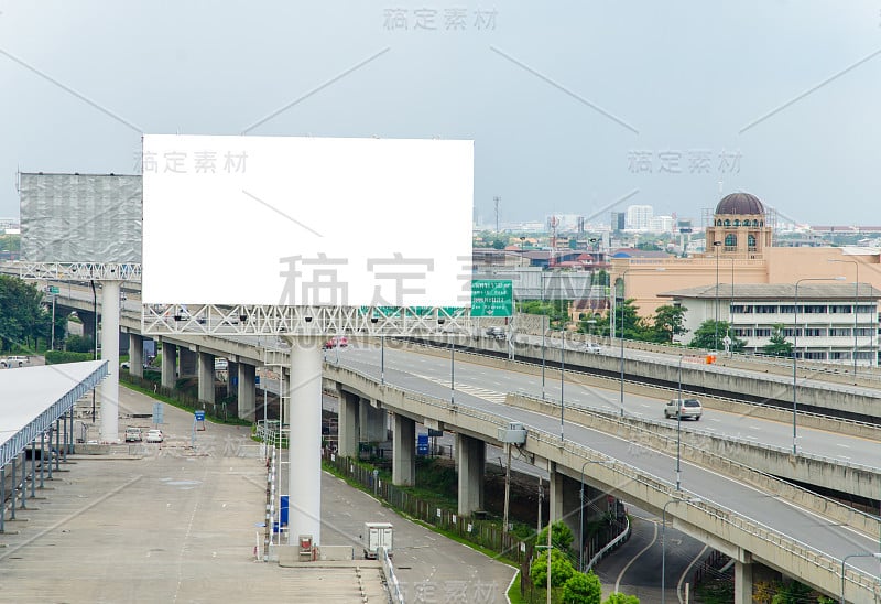 大空白广告牌在道路与城市景观背景