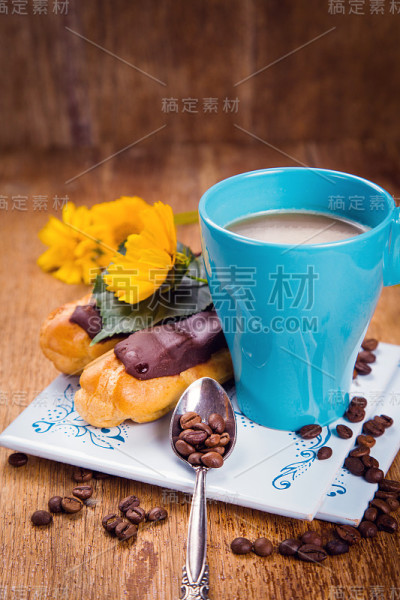 咖啡和鲜花