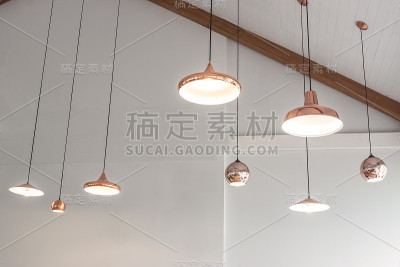 天花板上的吊灯，白色背景