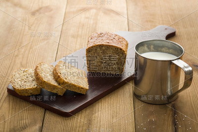 一块面包和牛奶