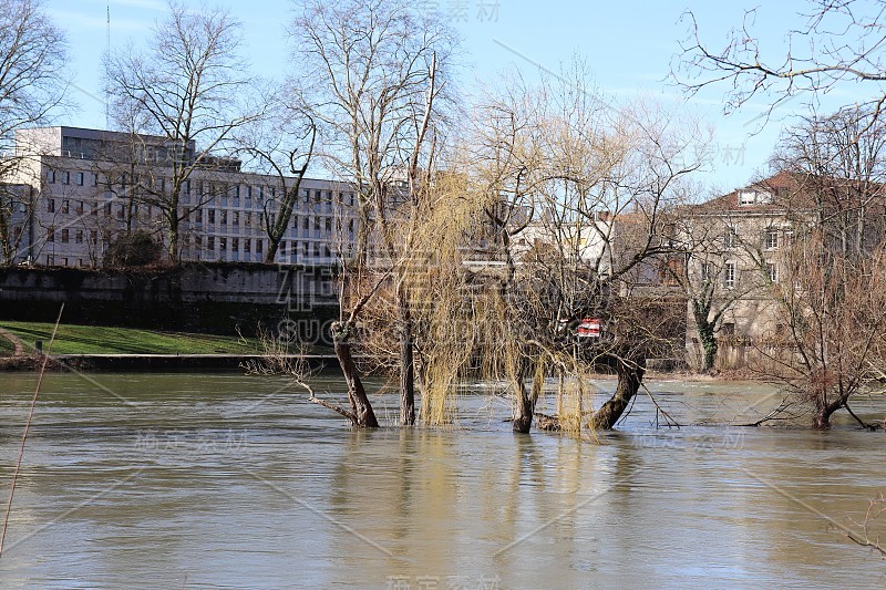 杜布斯河在城市Besançon