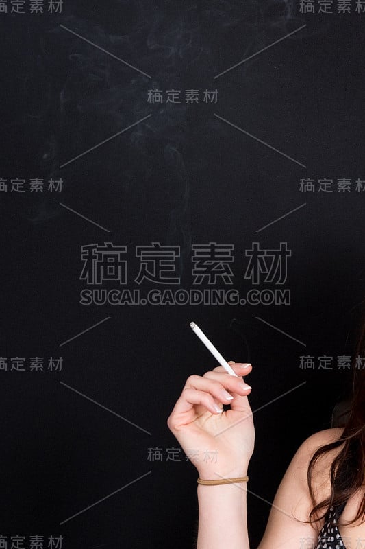 握着吸烟的女人的手