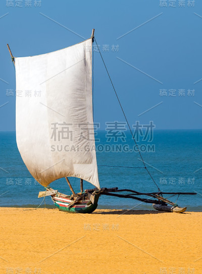 斯里兰卡沙滩上的传统渔船