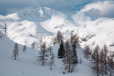 雪覆盖的山