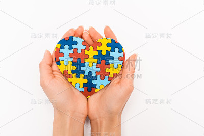 裁剪的困惑心在女性手中白底，自闭症的概念