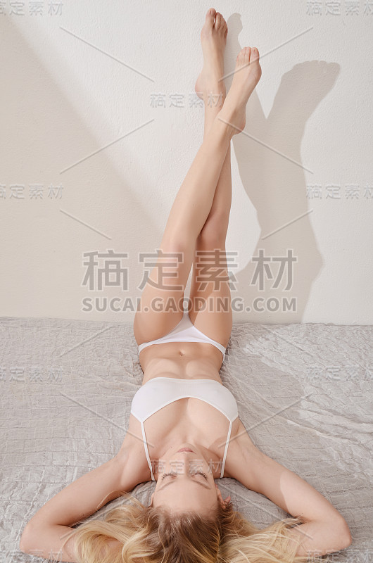 美丽的女人，完美的身体放松