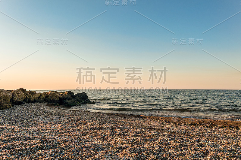 Peresyp度假村的空旷沙滩。晚上海上风景。叠石头巨石。俄罗斯克拉斯诺达尔地区。