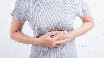 白色背景下腹痛的亚洲女性