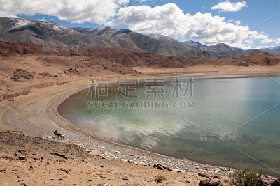 多云的风景在一个山湖。蒙古镜面