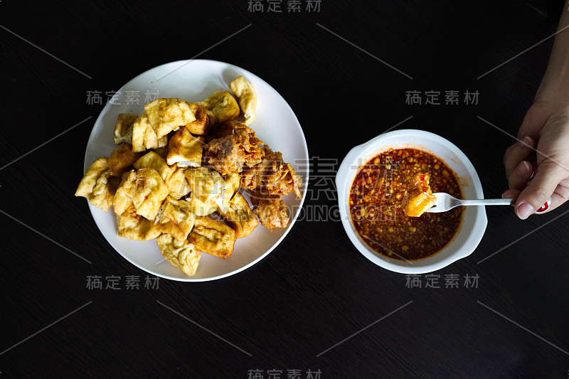 炸芋头饼素菜(朱椒泉)和炸豆腐混配甜辣椒蘸酱拌花生碎开胃菜