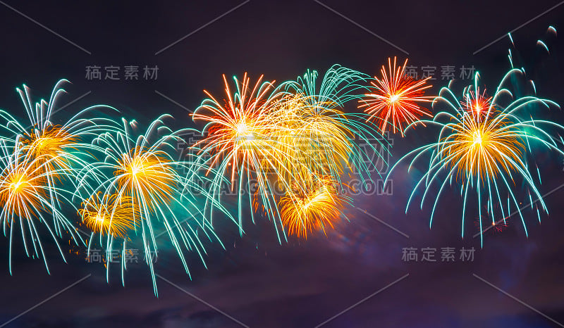 烟花条纹绿红黄的颜色，在夜空全景宽视野，庆祝背景。