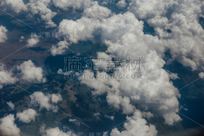 天空中飘着雪白的云
