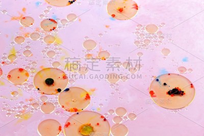 抽象的彩色背景上的液体用油，彩色的油滴在粉红色的背景上，宇宙全息图案，极简主义，波普艺术纹理为设计师