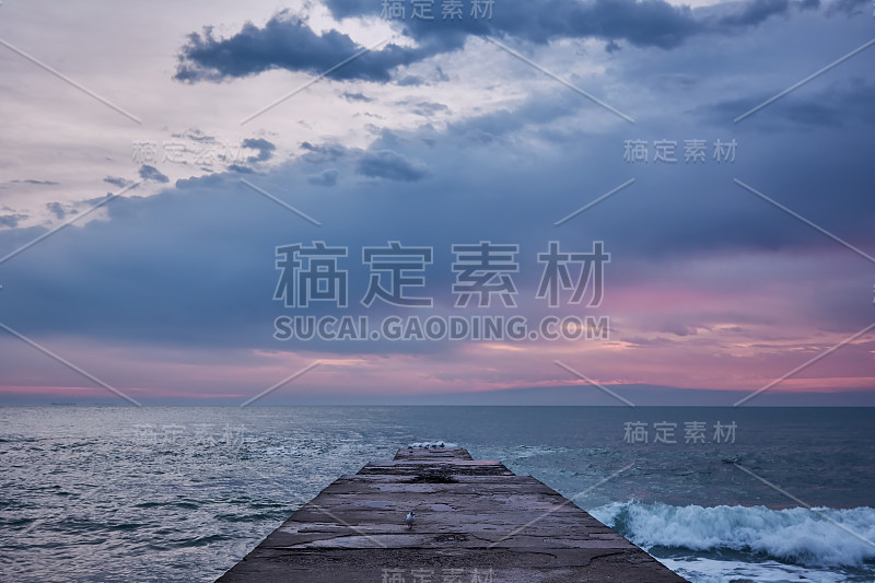 海上日出。清晨的海景。清晨在海滩上。