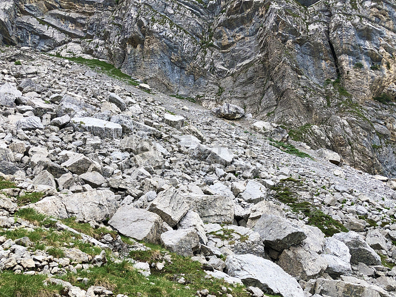 瑞士施维茨州内塔尔的瓦格塔勒尔湖(Waegitalersee)或瓦格塔勒尔山谷和山上的瓦格塔勒尔湖(