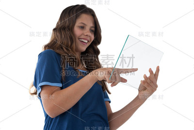 用玻璃平板电脑的女孩