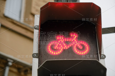 禁止骑自行车的人通过红灯