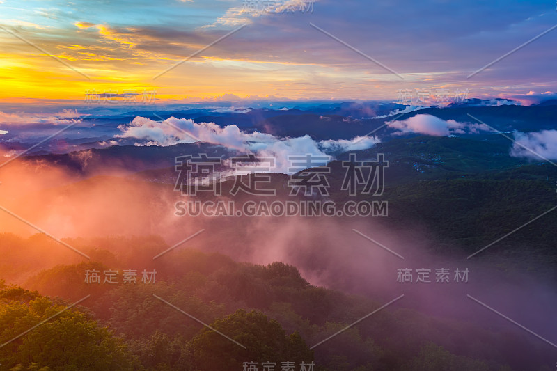 俄罗斯大索契的阿昆山，黑海海岸线的全景。