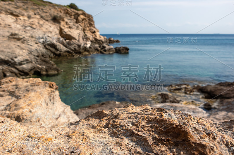 有岩石峭壁和蓝色海水的爱琴海