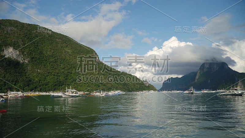 有岛屿、山脉、水上小船的海景