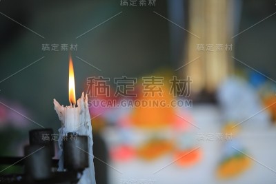 泰国教堂里燃烧的蜡烛
