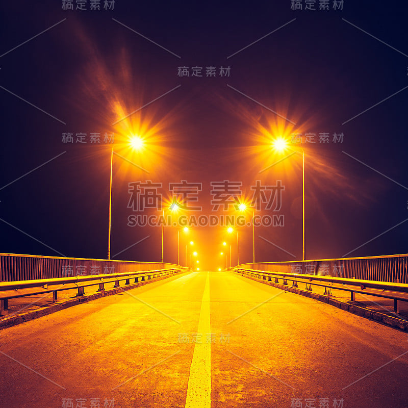 夜晚空荡荡的高速公路