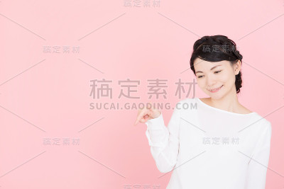 年轻女子指着复印区