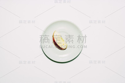 白色背景上的白色和橙色盘子上的苹果片