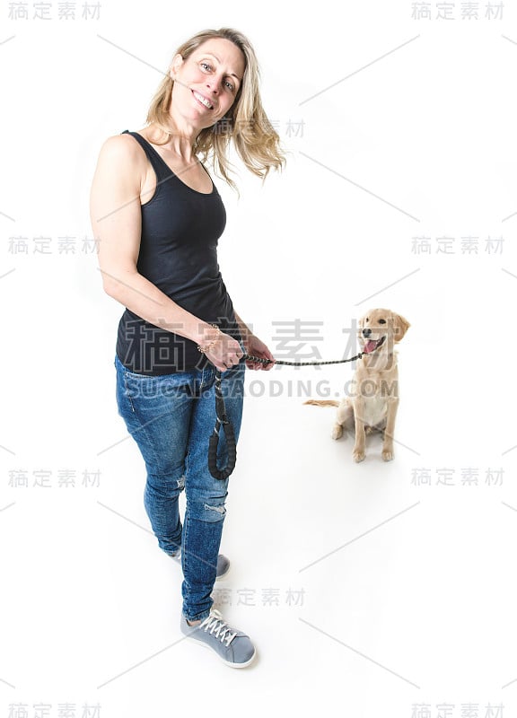 漂亮的女人和她美丽的金毛猎犬在白色的背景