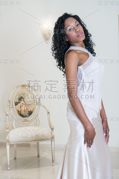 婚纱配佳人