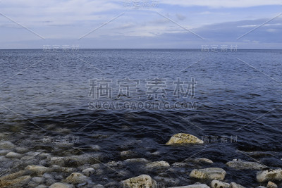 亚得里亚海岸边。