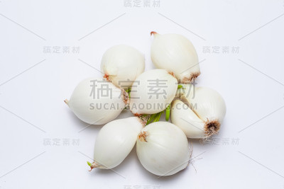 洋葱孤立在白色