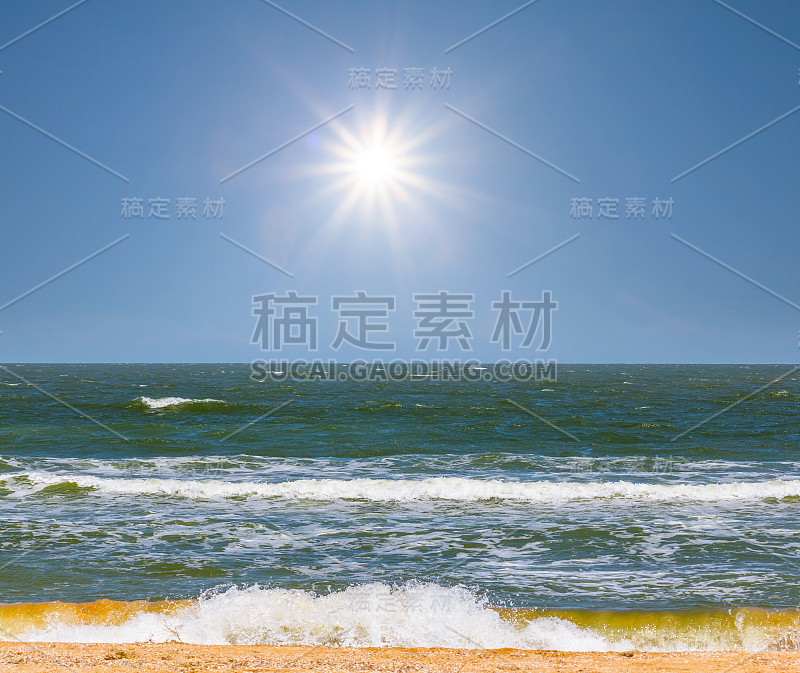 炎热的夏天海滩景色