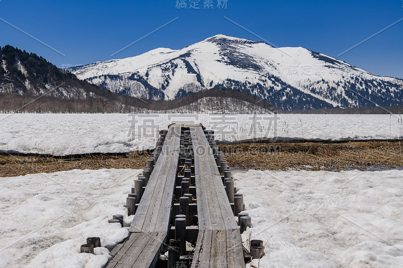 从Ozegahara沼泽看到的shibutsu山