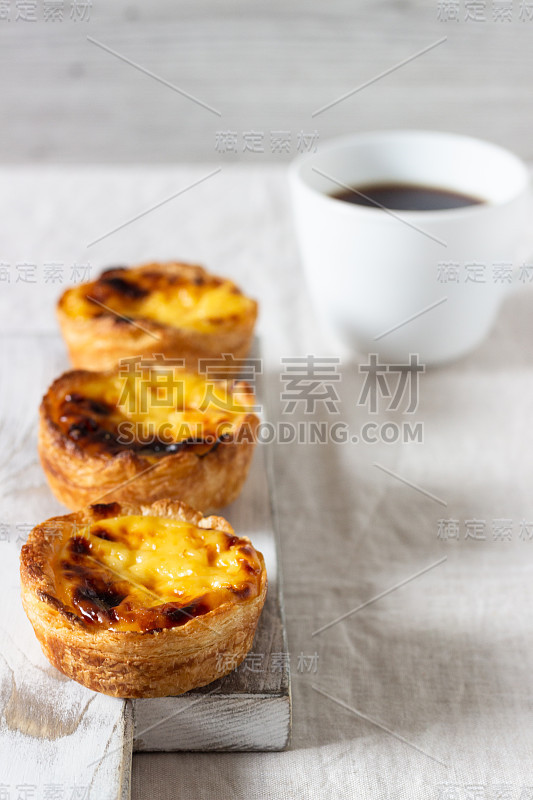 传统的葡萄牙蛋挞放在白色的木板上。柔和的de nata。