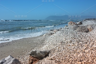 海边有沙滩和岩石，可以看到意大利托斯卡纳区的马萨卡拉拉的菲亚特塔，在don gnochi医院前