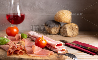 早餐桌上有肉和面包