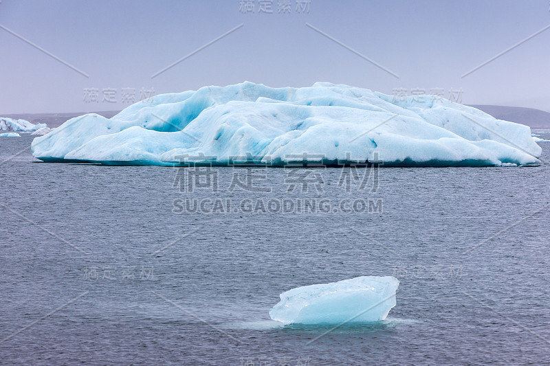 冰山漂浮在Jokulsarlon泻湖