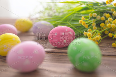 在旧木头表面上的复活节彩蛋