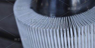 特写使用，肮脏的汽车空气过滤器。